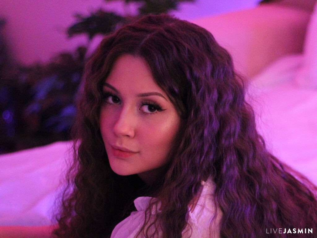 Browse KellieMartin live chat profile