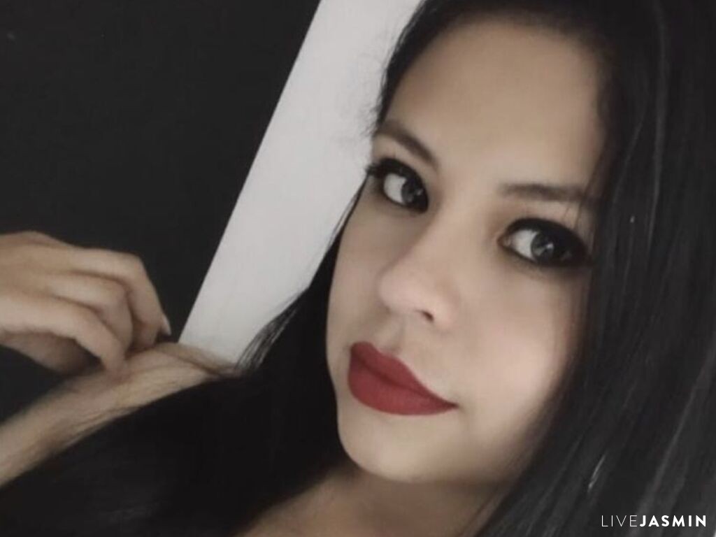 View KellyLoraine cam profile and live status