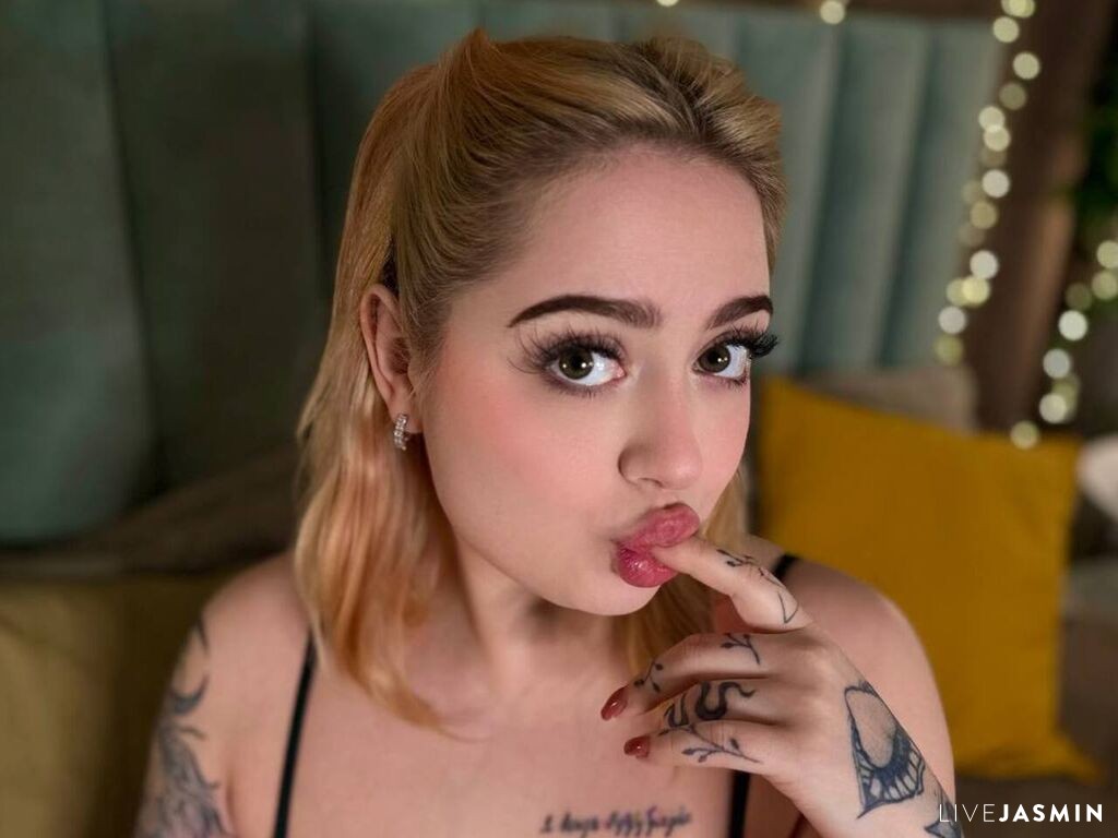 Live cam model KellyMoors