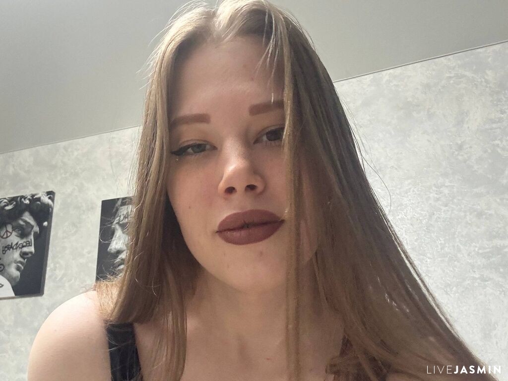 Featured LiveJasmin cam girl profile: KerriDirocco