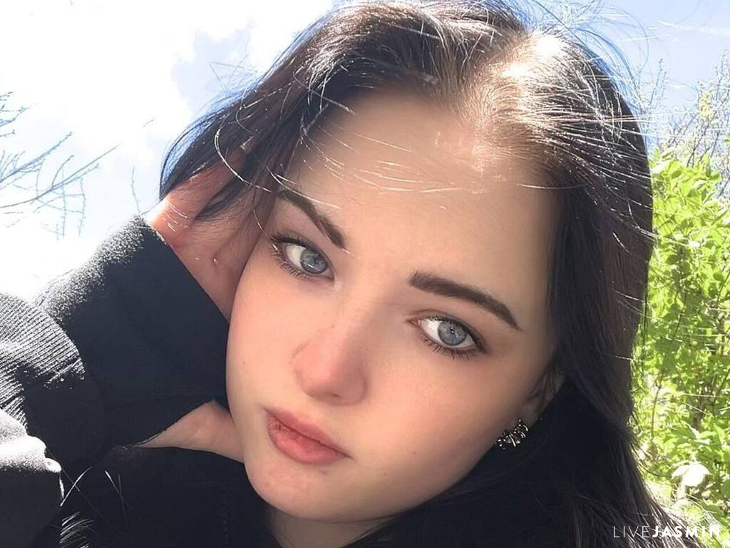 Browse KiraBentley live chat profile