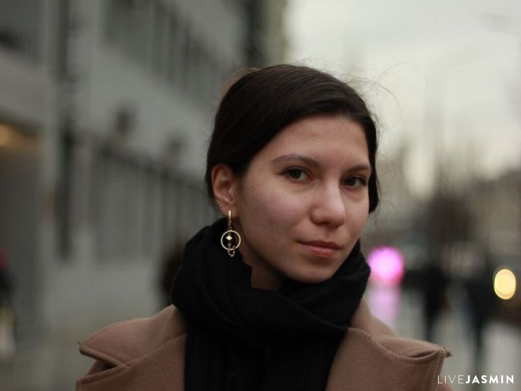 Featured LiveJasmin cam girl profile: KiraReddel