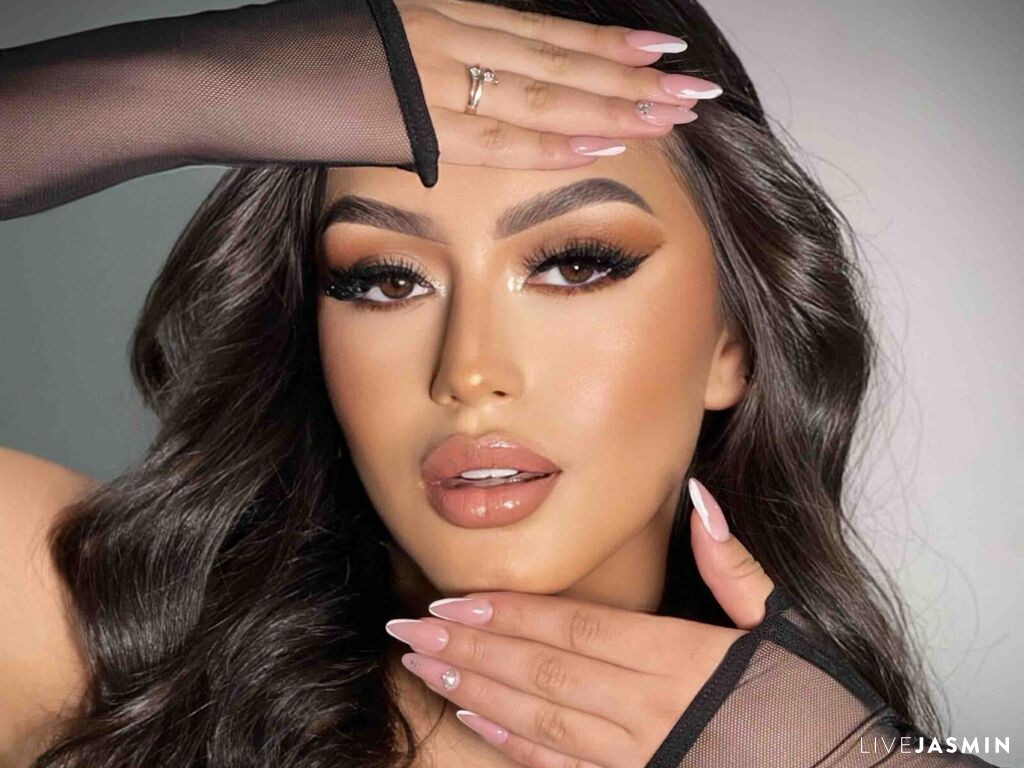 View Kourtney cam profile and live status