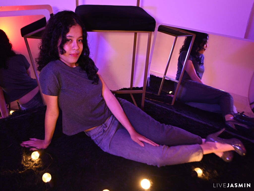 KyaraLux LiveJasmin model profile
