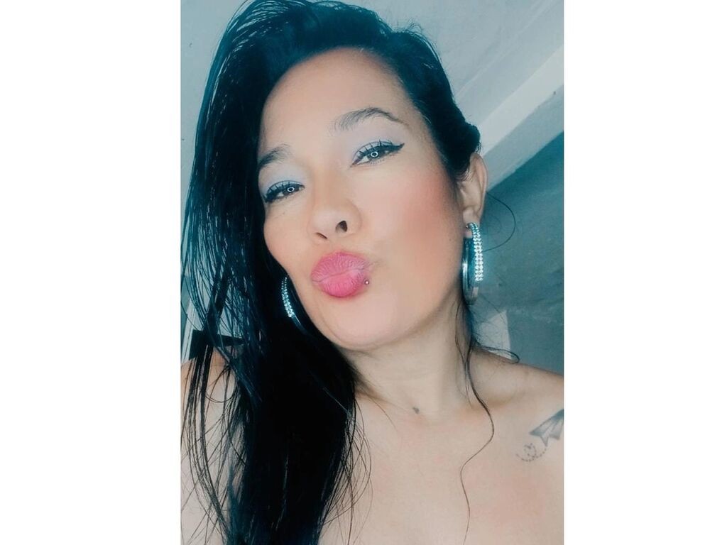 Browse KyleeSan live chat profile