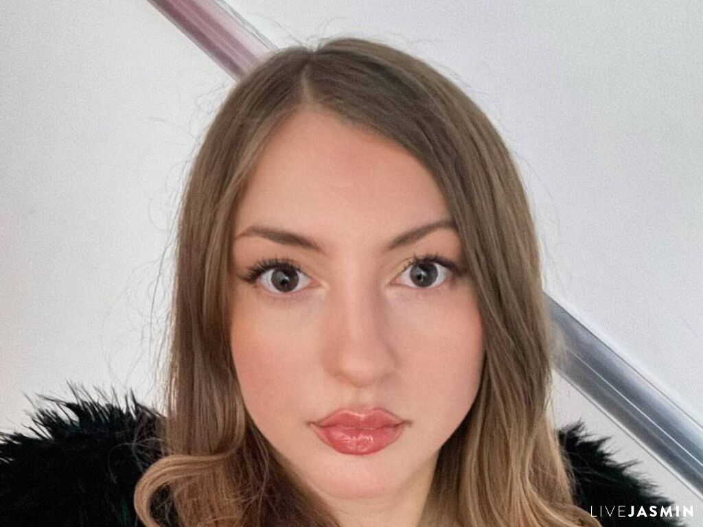 Live cam model KyraKur