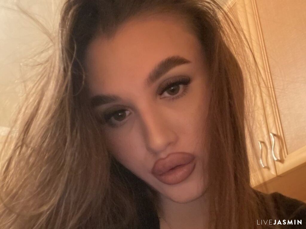 Browse KyraVictorine live chat profile