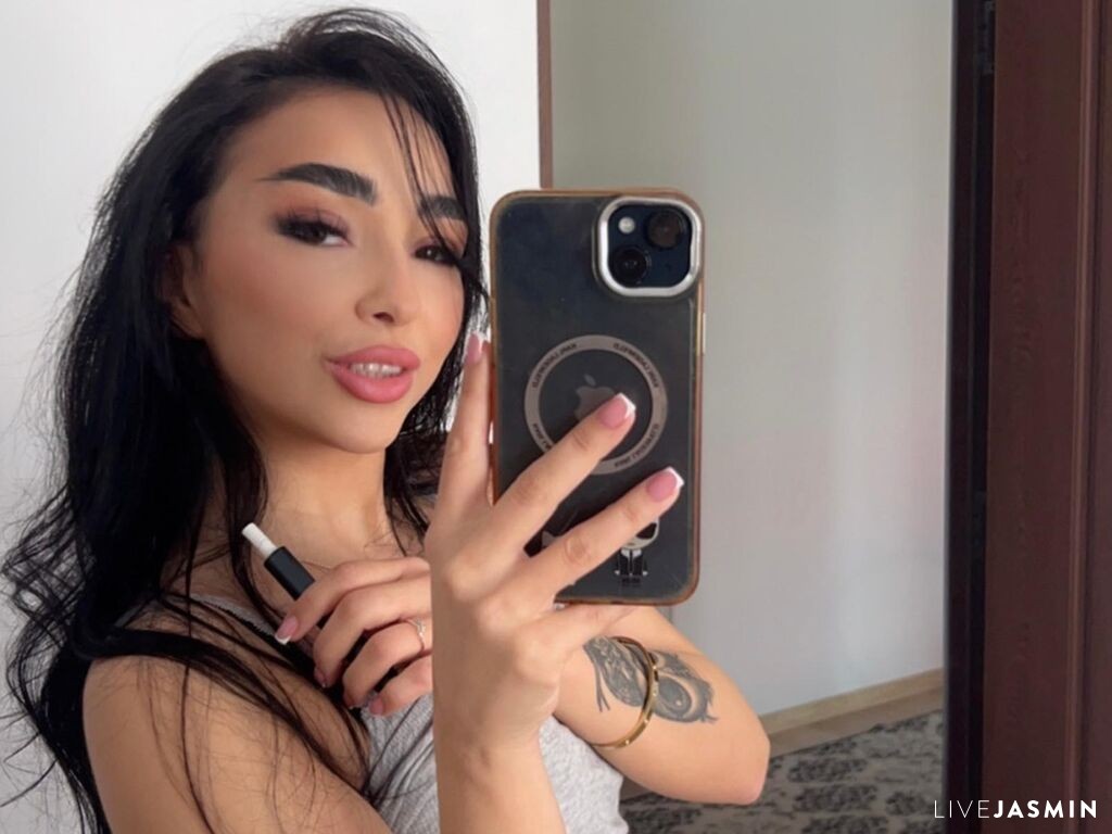 LaraMac LiveJasmin model profile