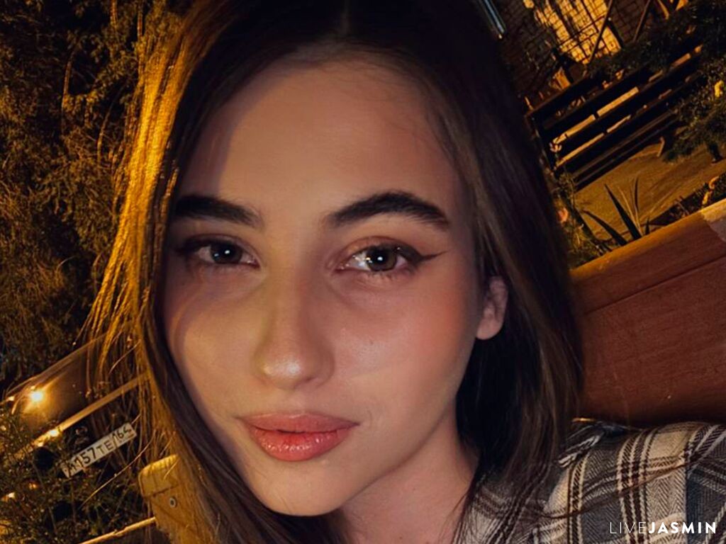 Live cam model LeiaFrost