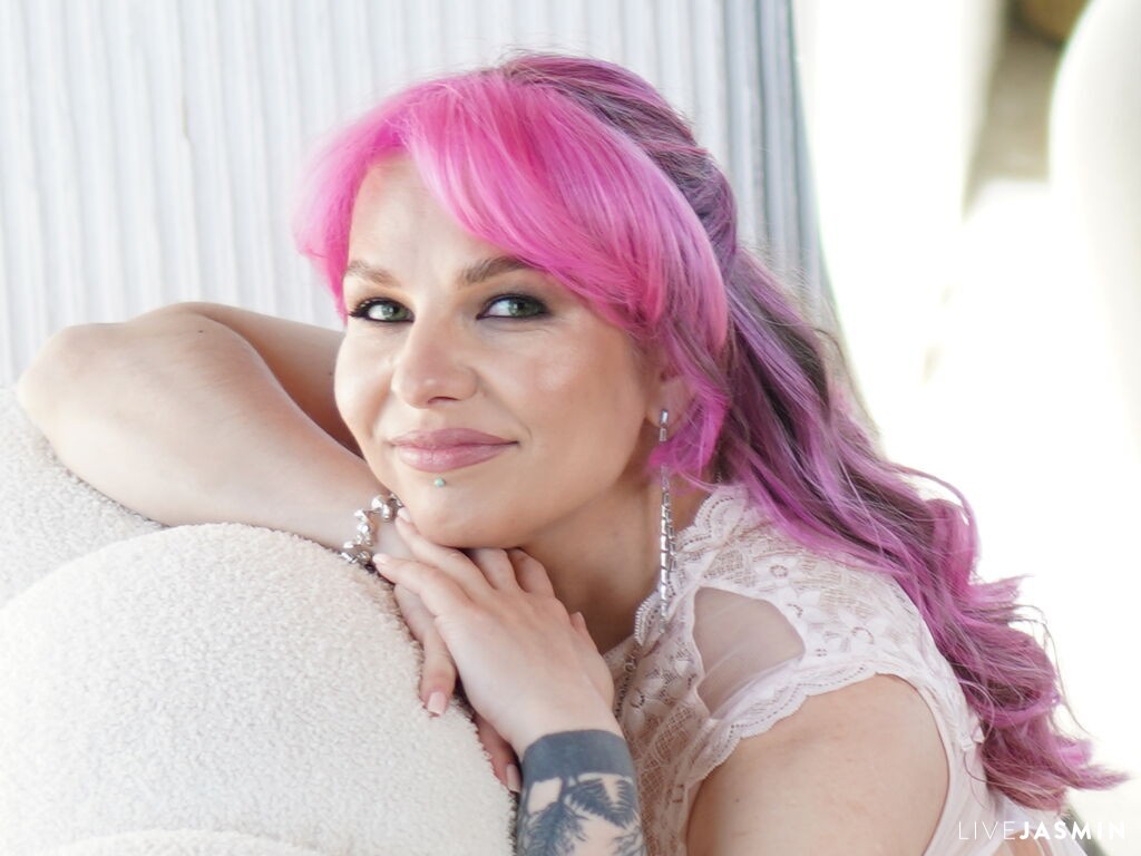 Live cam model LeyaTaryn
