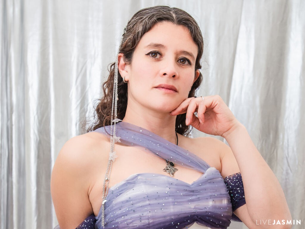 Browse LiaSannin live chat profile