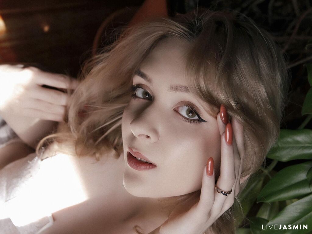 Live cam model LilyMoony