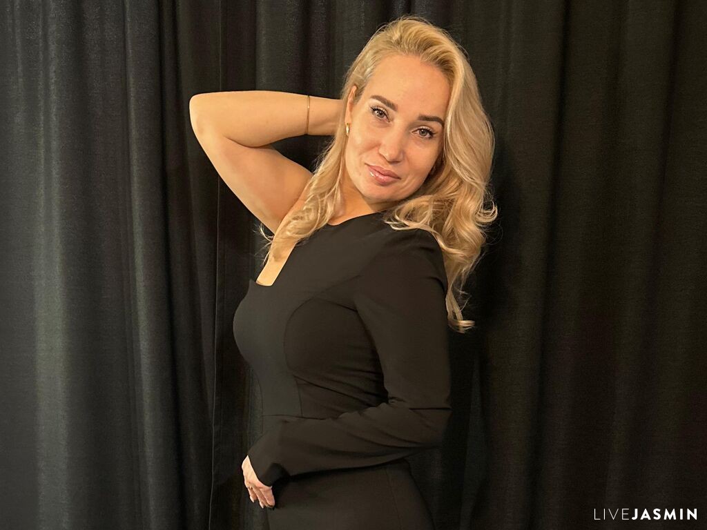 Live cam model LinaCoolfire
