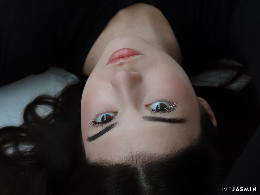 Browse LisaColee live chat profile