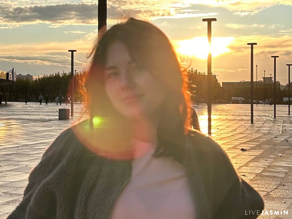 View LisbethSzoc cam profile and live status