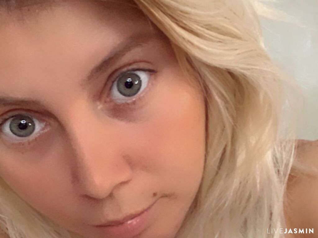LittleSary live cam girl profile