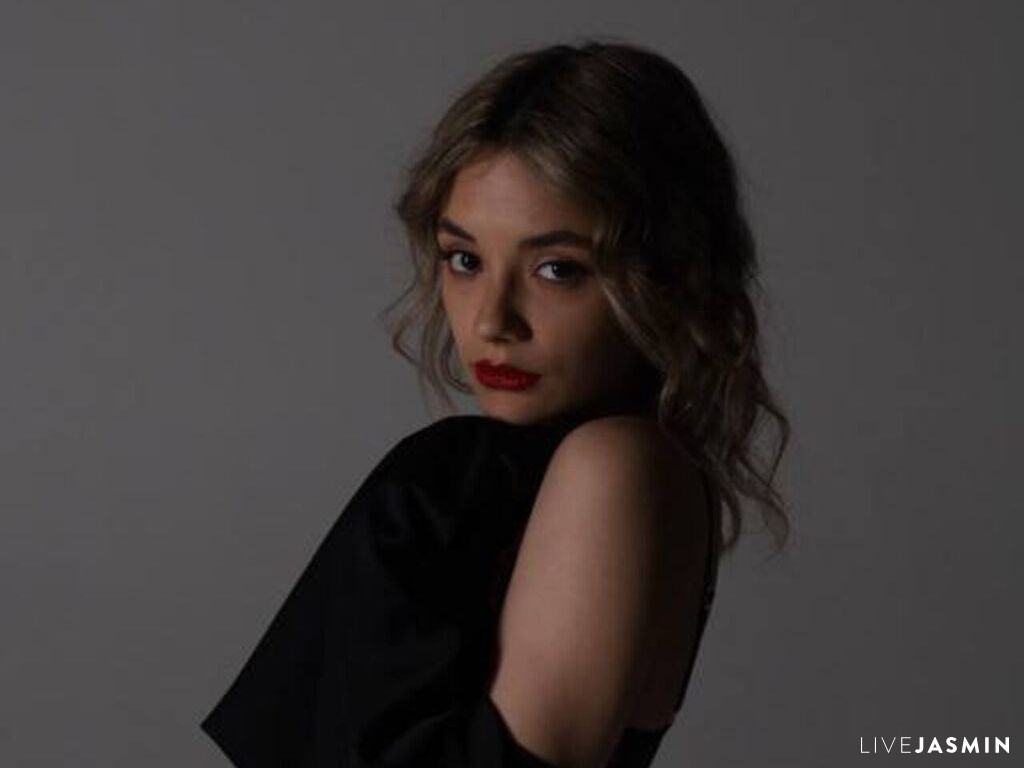 Browse LolaKiki live chat profile