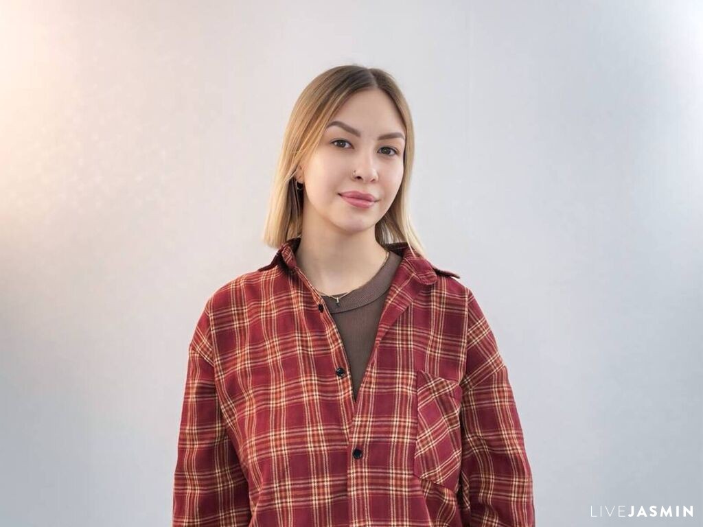 Live cam model LoraineRussek