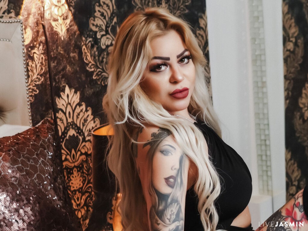 Live cam model LorenaKarter