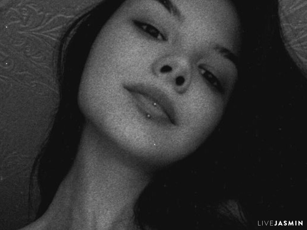 Browse LubaArvanitis live chat profile