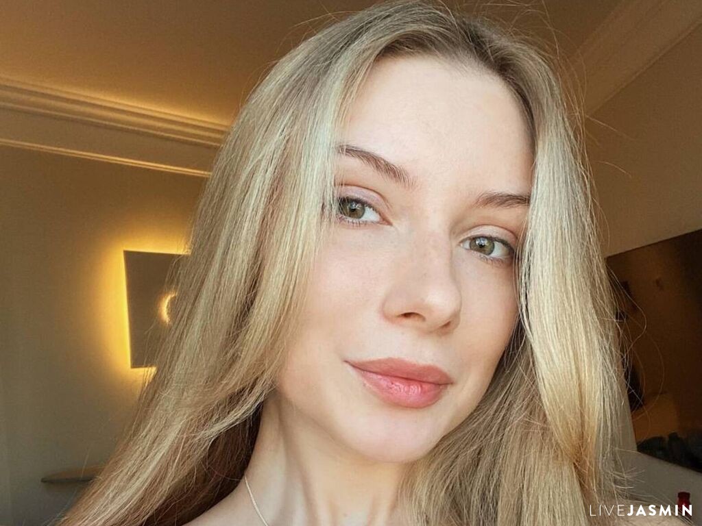 Browse LucieStupak live chat profile