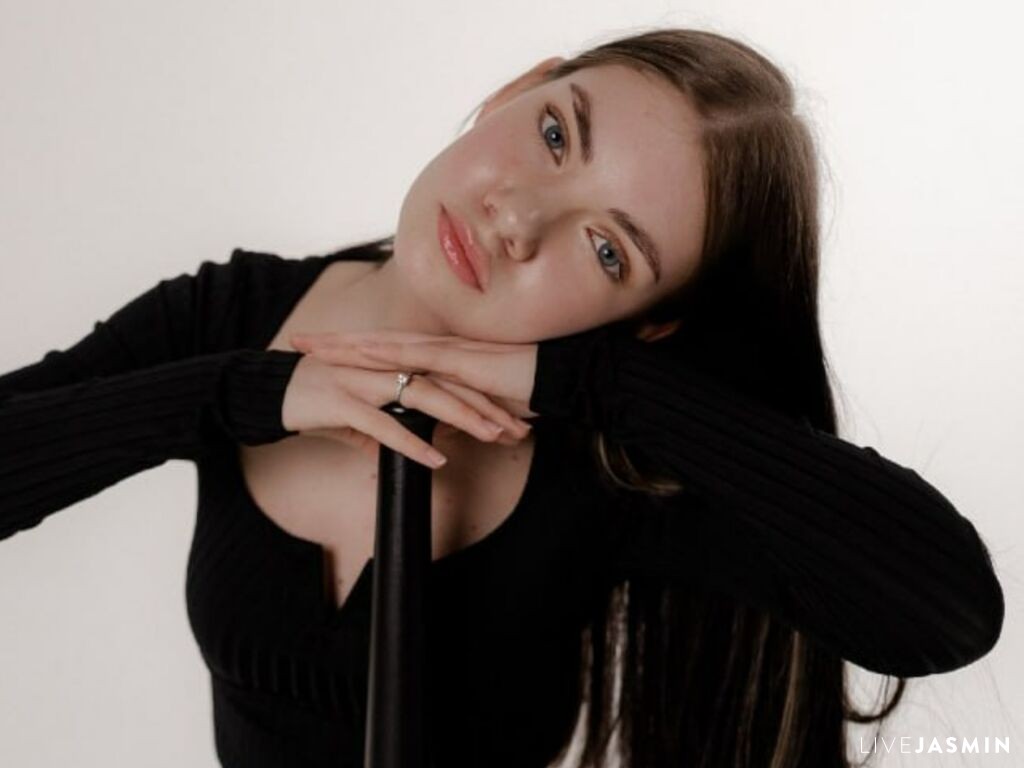 Browse LucienneTitlow live chat profile
