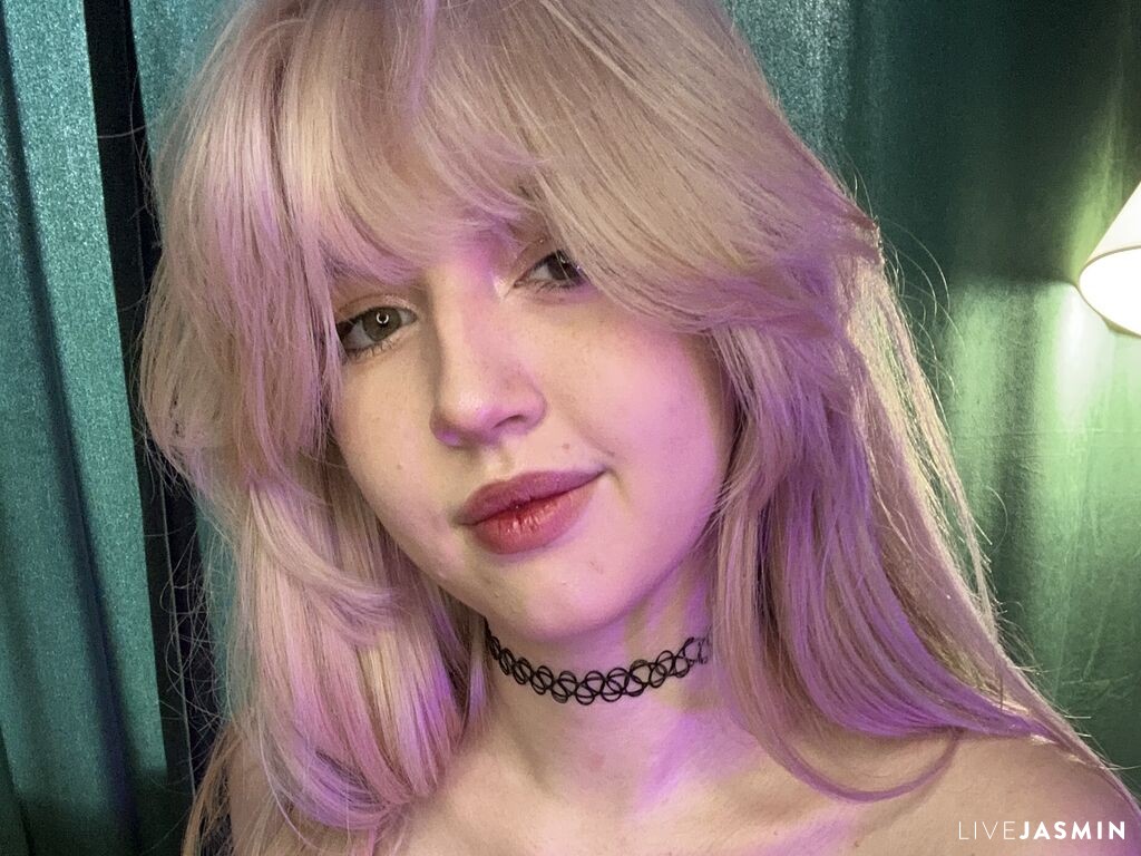 Browse LucyStars live chat profile