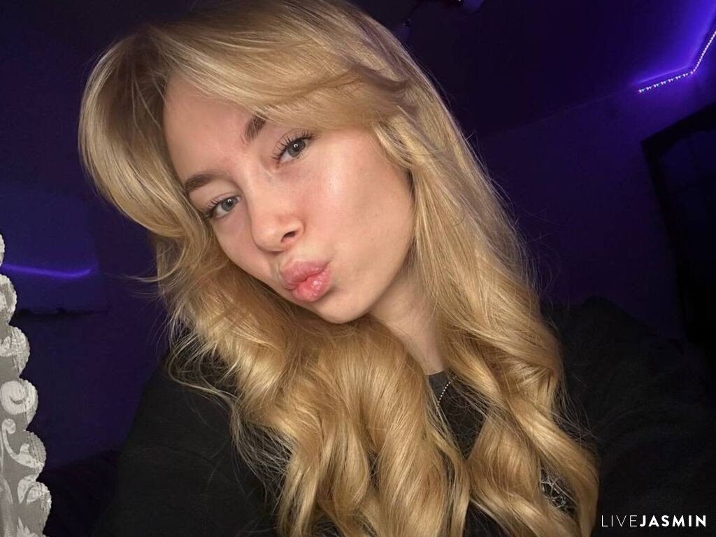 LunaAure LiveJasmin model profile