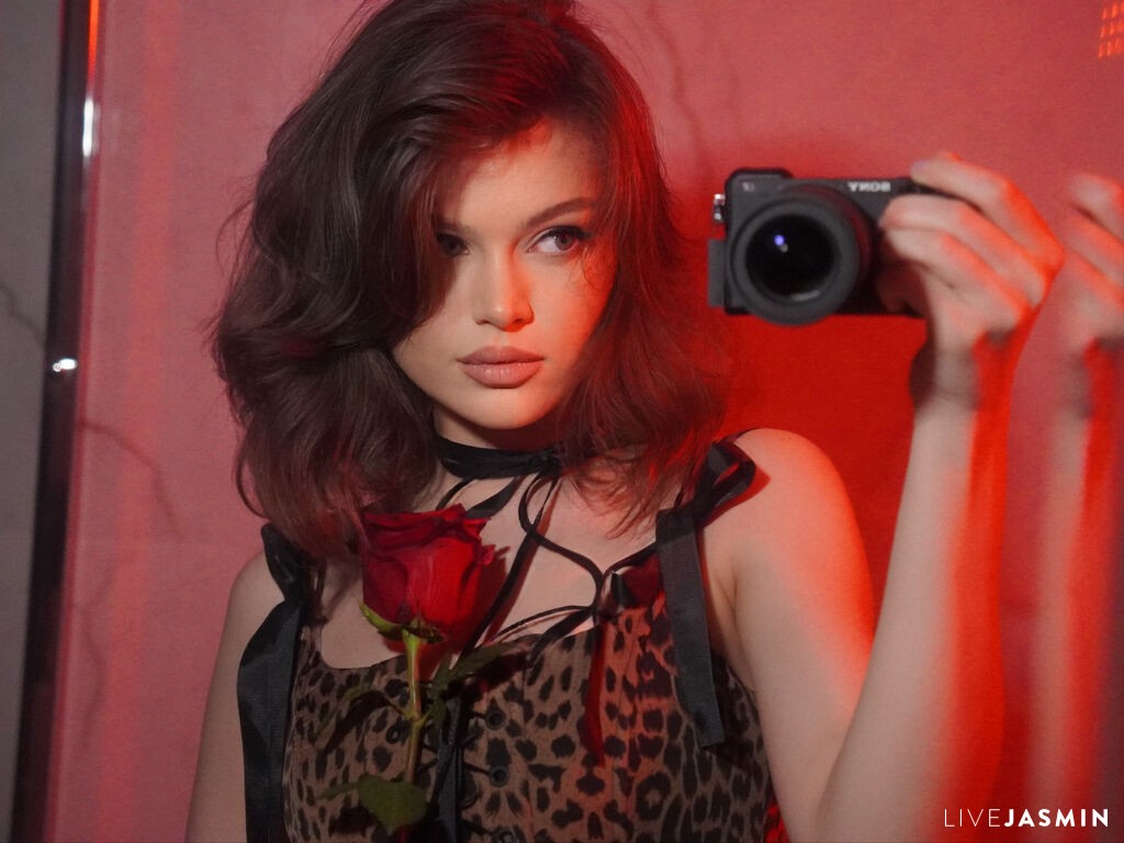 Live cam model LunaBruna
