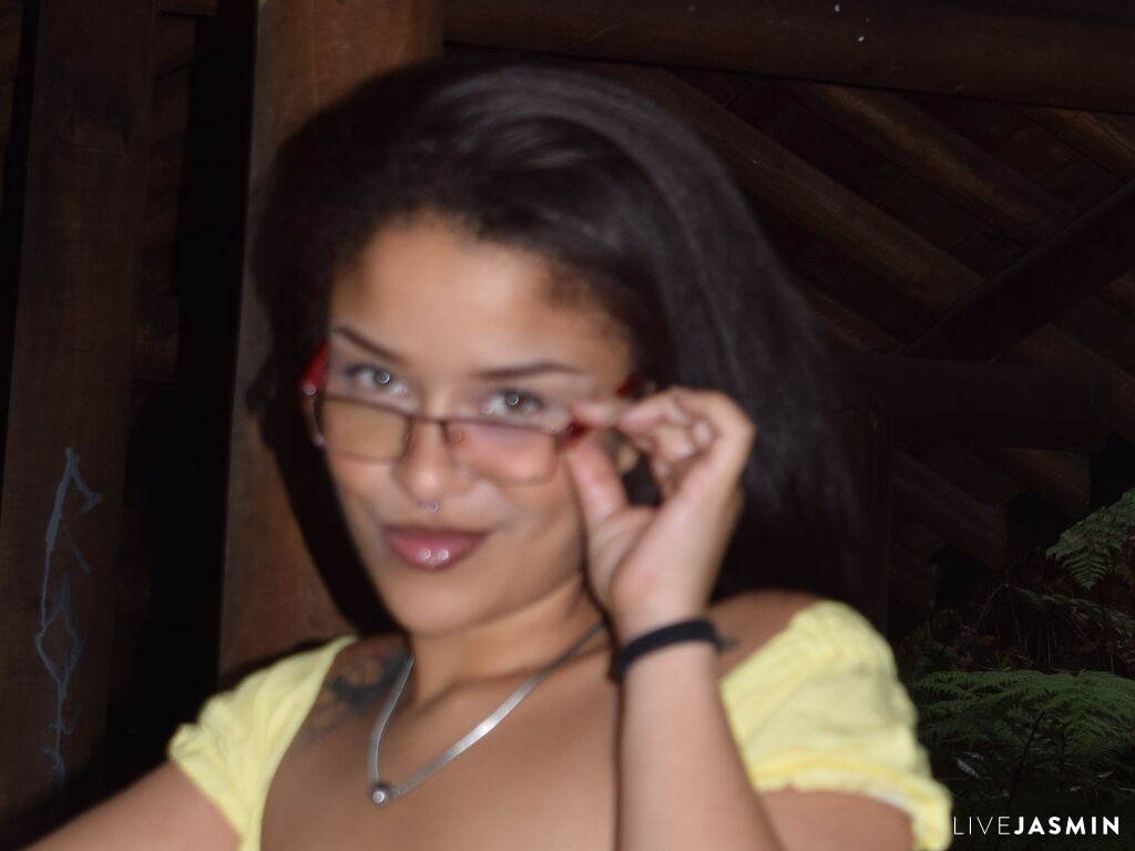 LunaRuselly live cam girl profile
