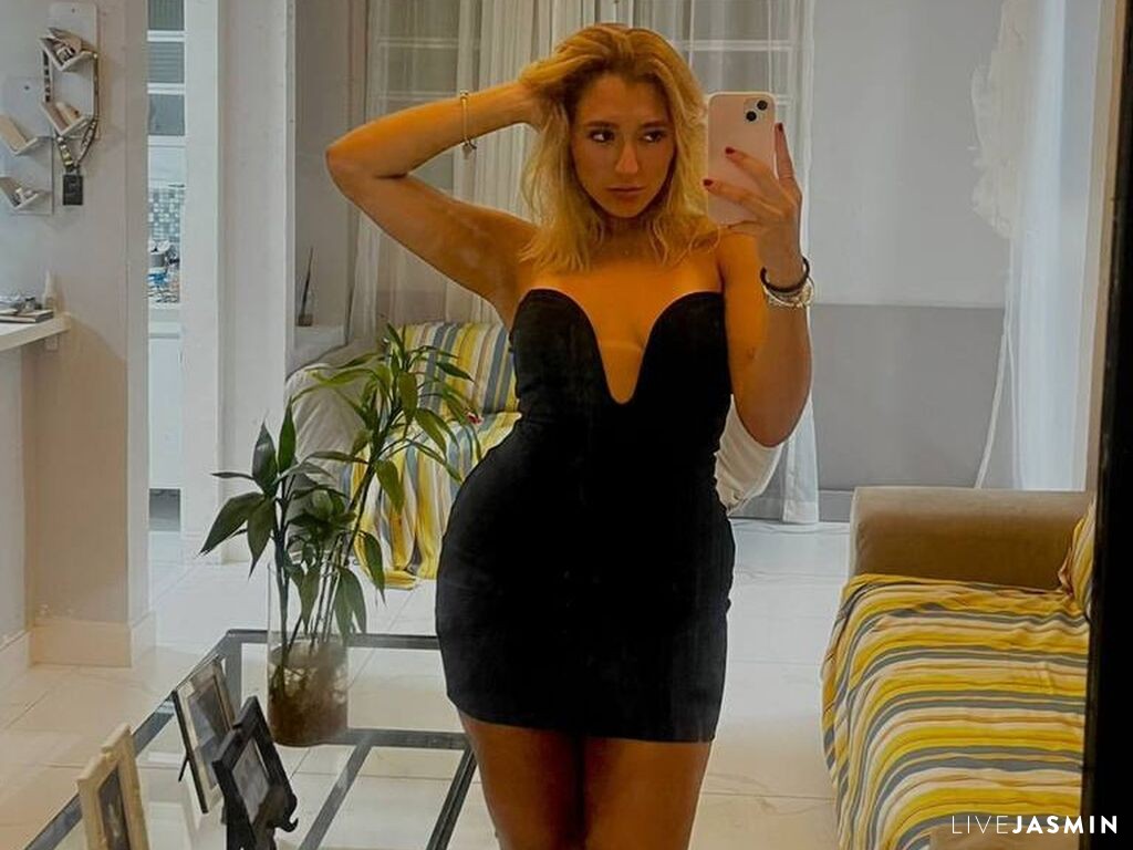 LunaVeller live cam girl profile