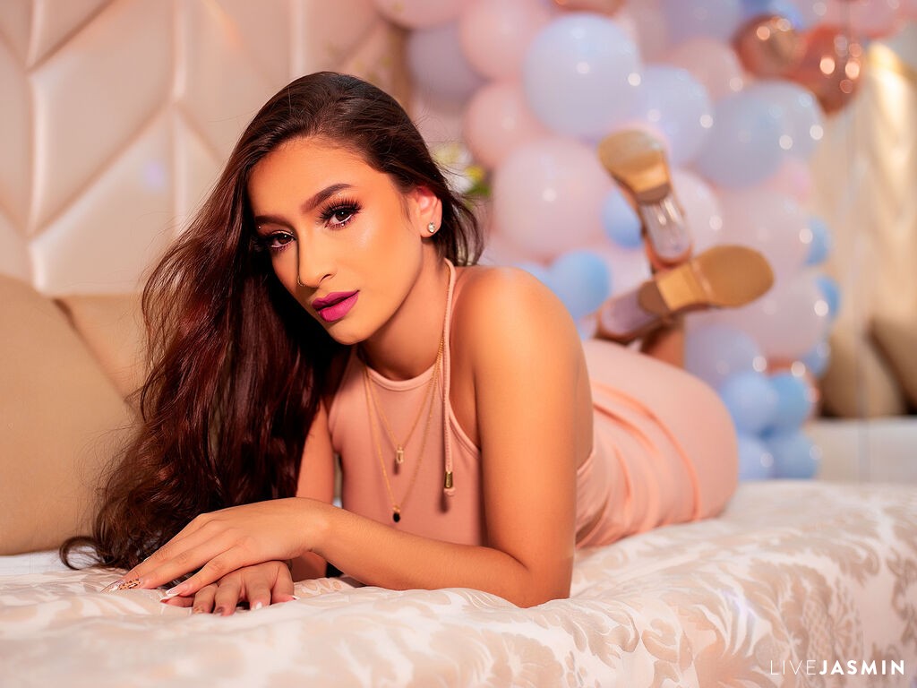 Browse LunaWarnerr live chat profile