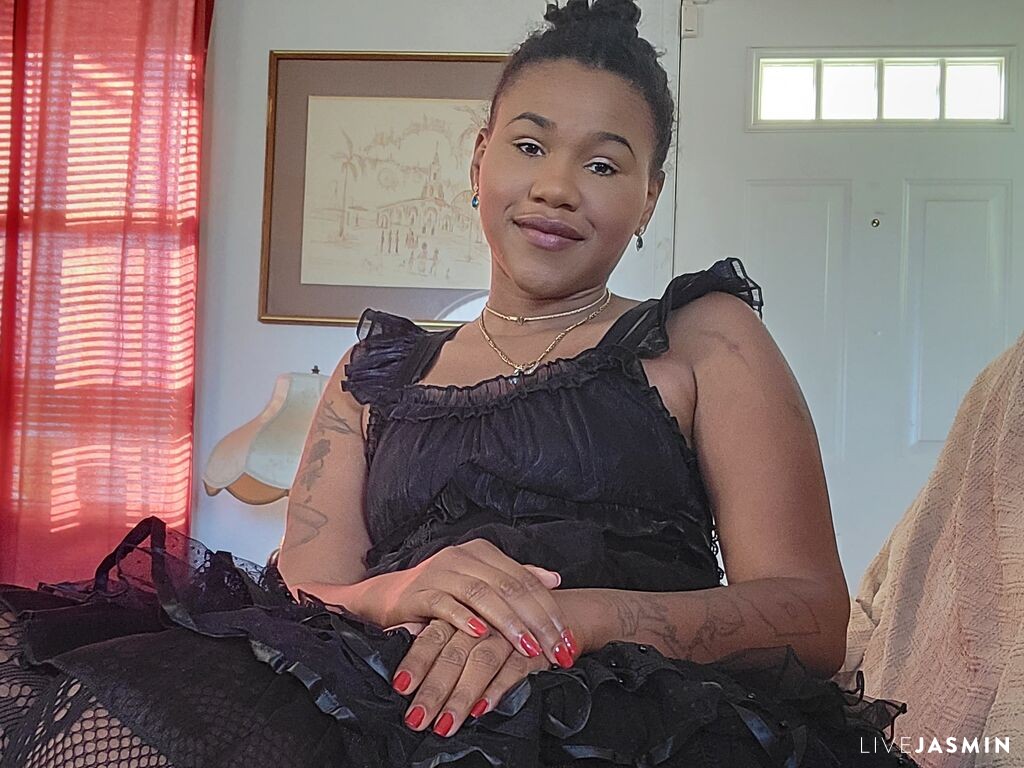 Browse LushLucii live chat profile