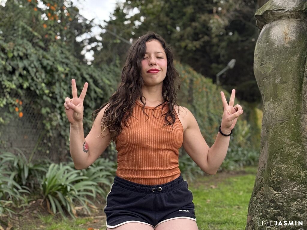 View LyraLuxe cam profile and live status