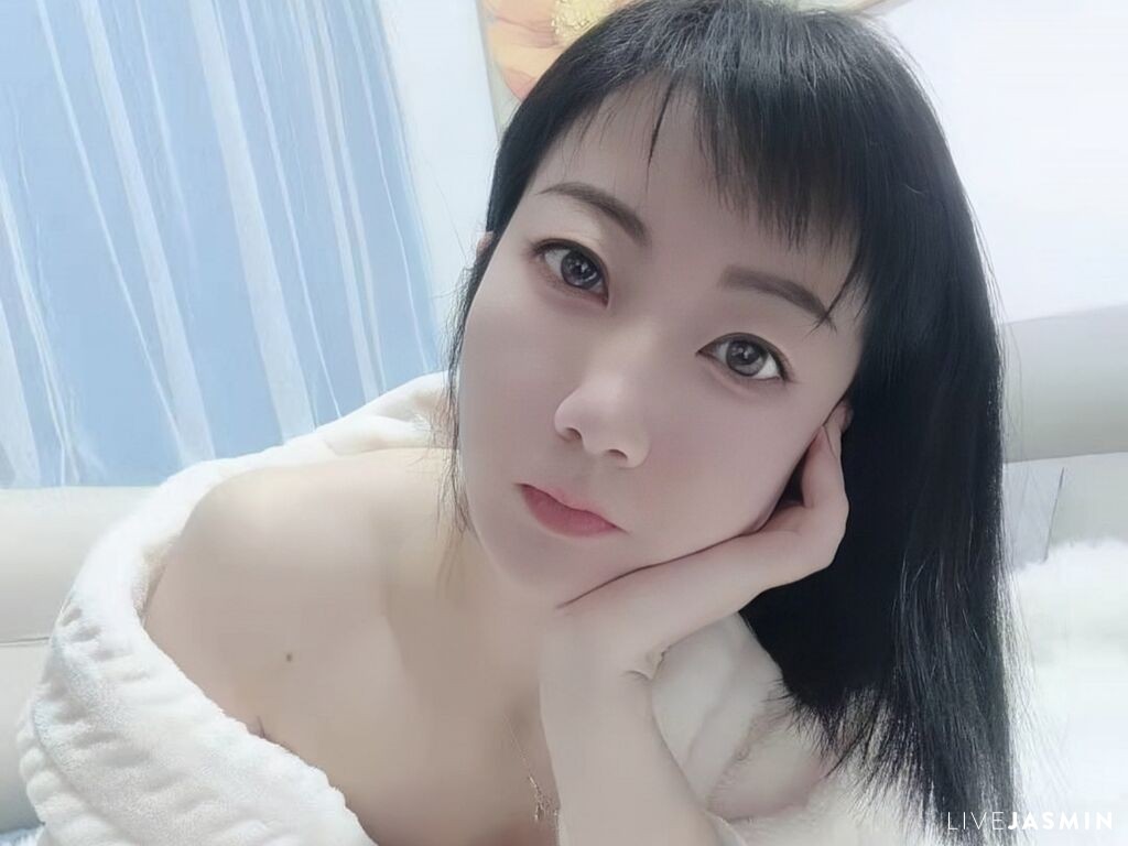 MLLi LiveJasmin model profile