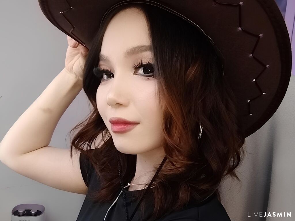 MaddyMystie live cam girl profile