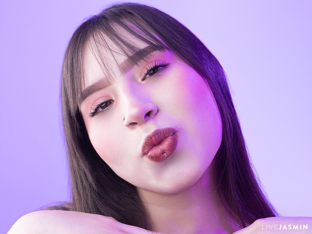MadeleynRose live cam girl profile
