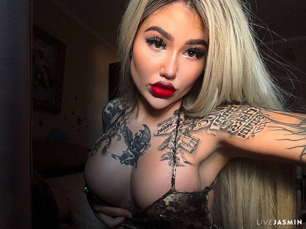 View MadinaPinkman cam profile and live status