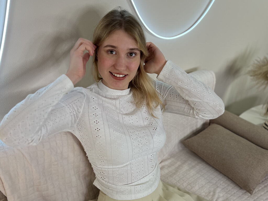 Live cam model MaeGoreham