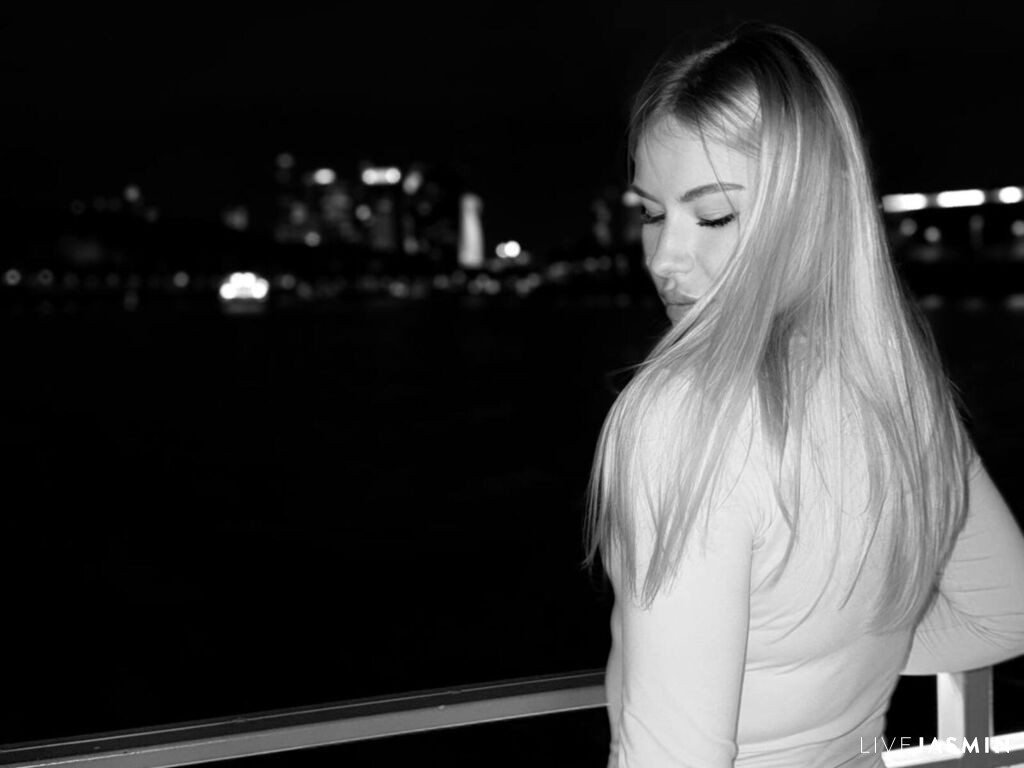 Browse MariBrandel live chat profile