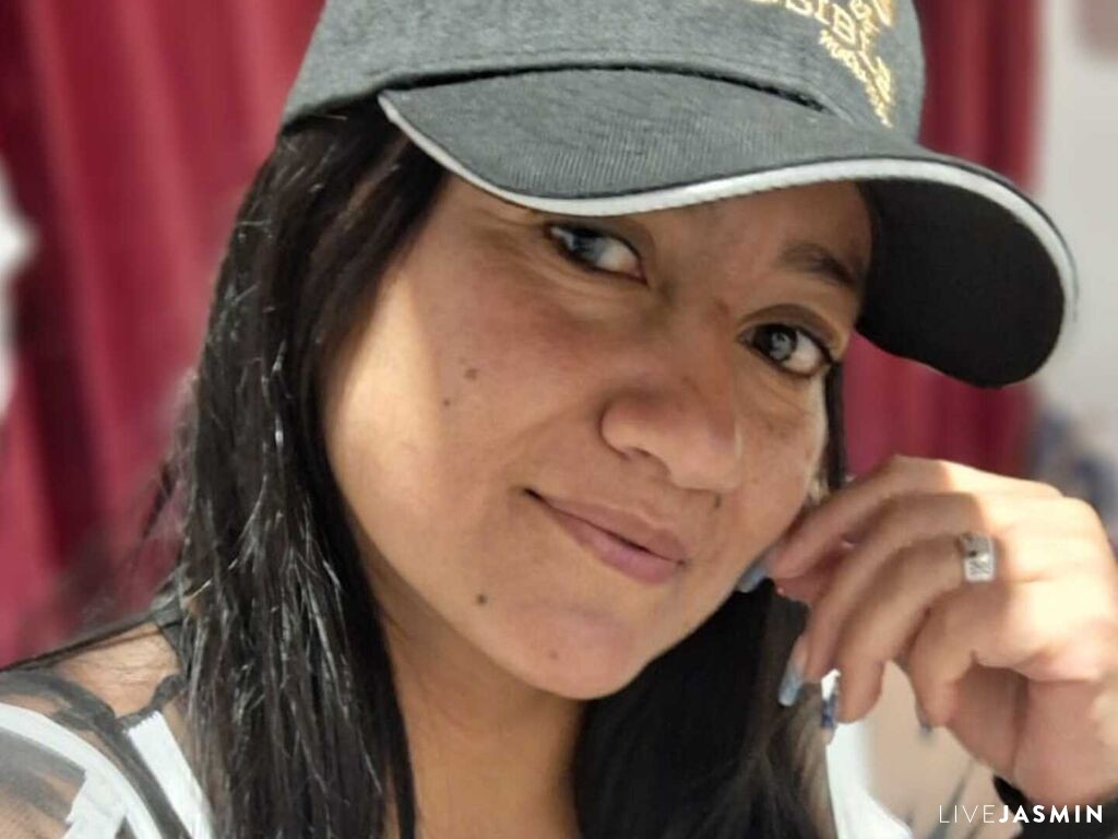 Browse MariaCortner live chat profile