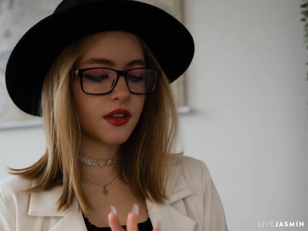 Browse MariaHannes live chat profile
