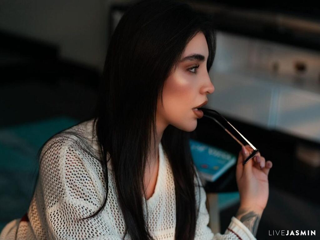 Browse MartinaArango live chat profile