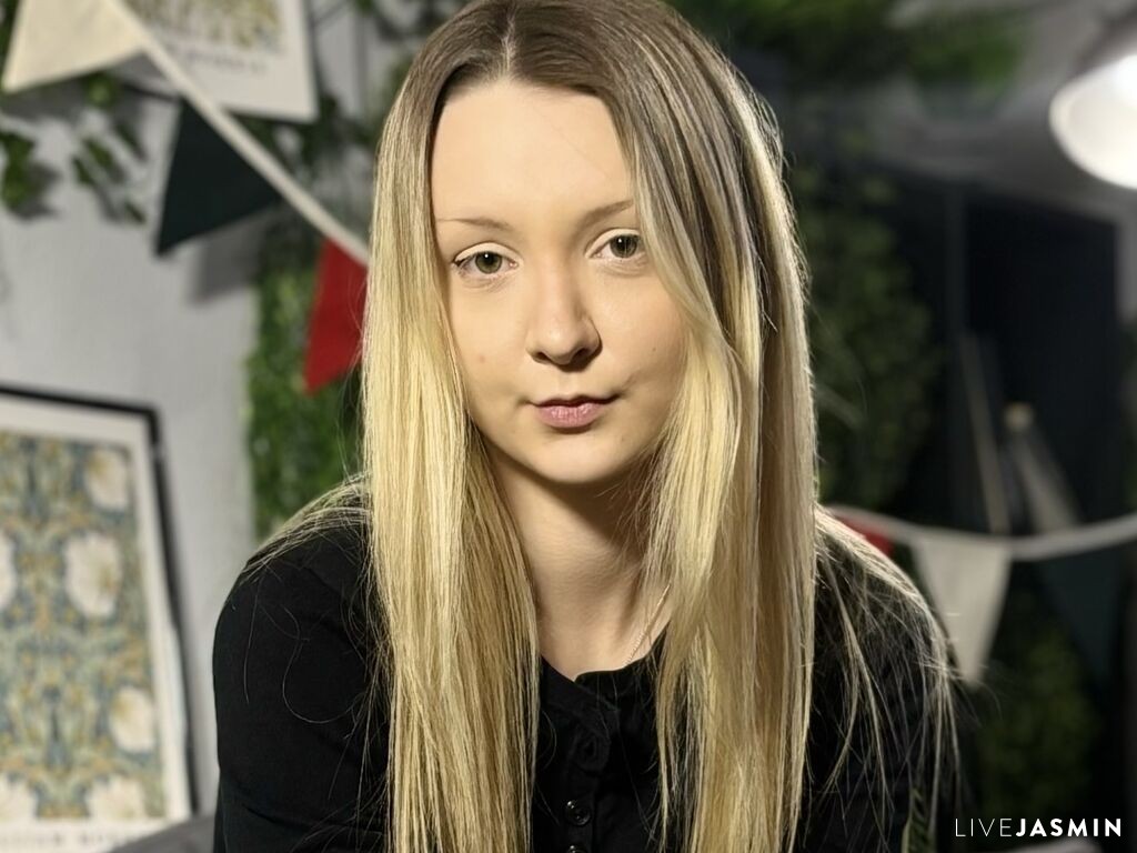 MaxineBoesen live cam girl profile