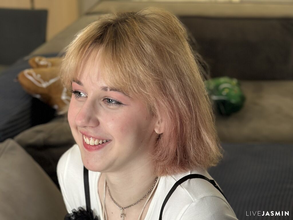MayraYuasa live cam girl profile
