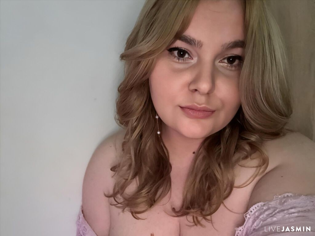 View MeganDarcy cam profile and live status