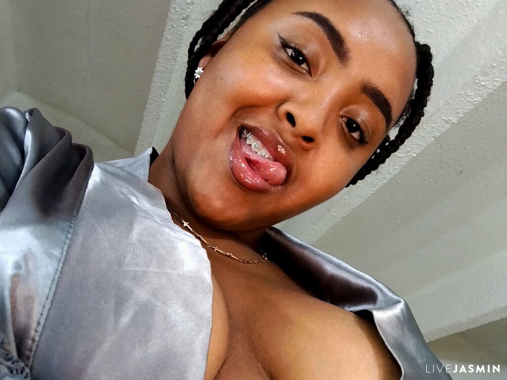 View MiaDreamz cam profile and live status