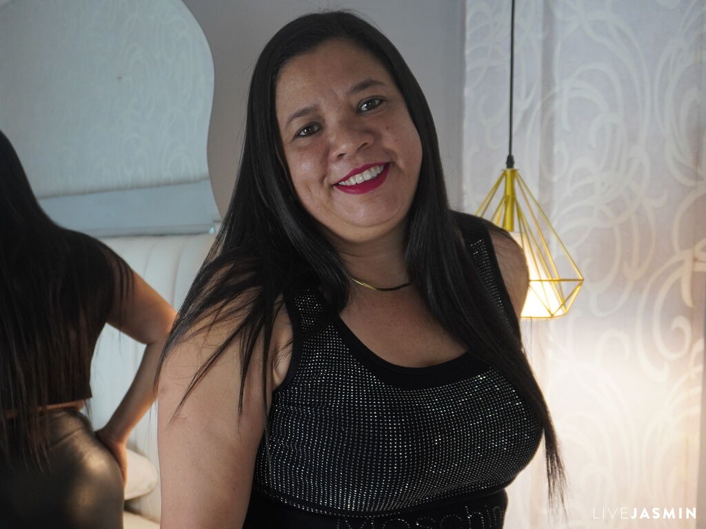 Browse MiaHolloway live chat profile