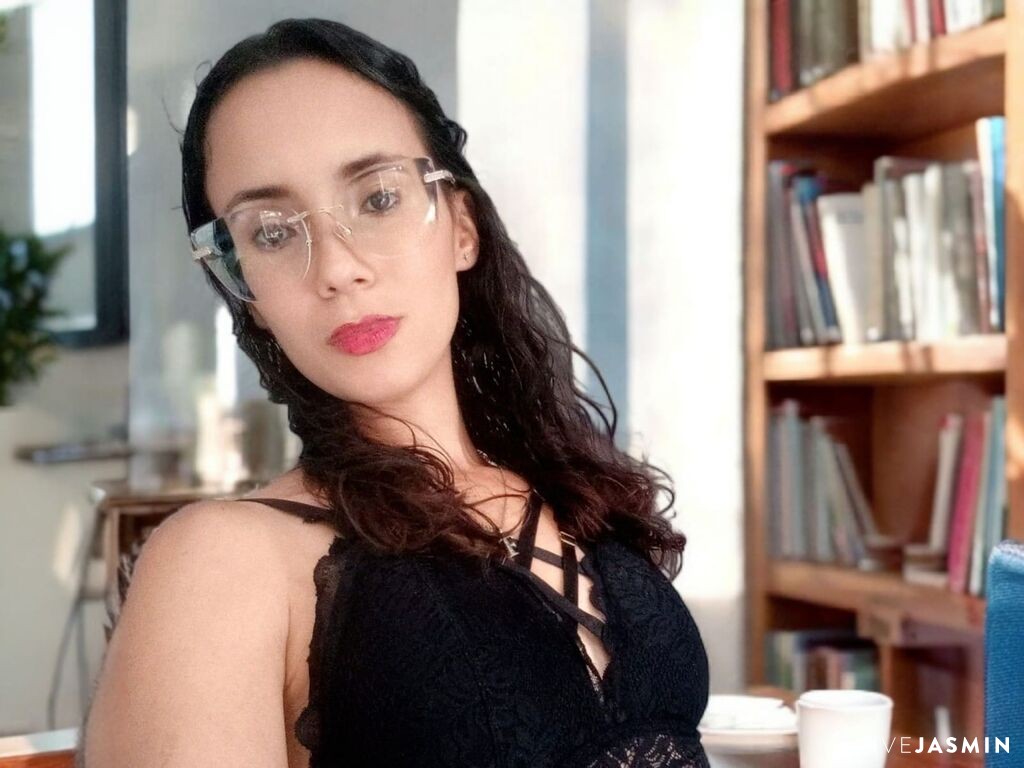 View MiaKlein cam profile and live status