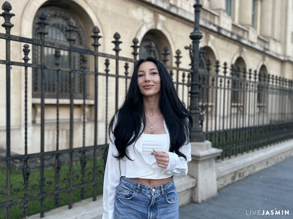 Browse MiaLunnah live chat profile